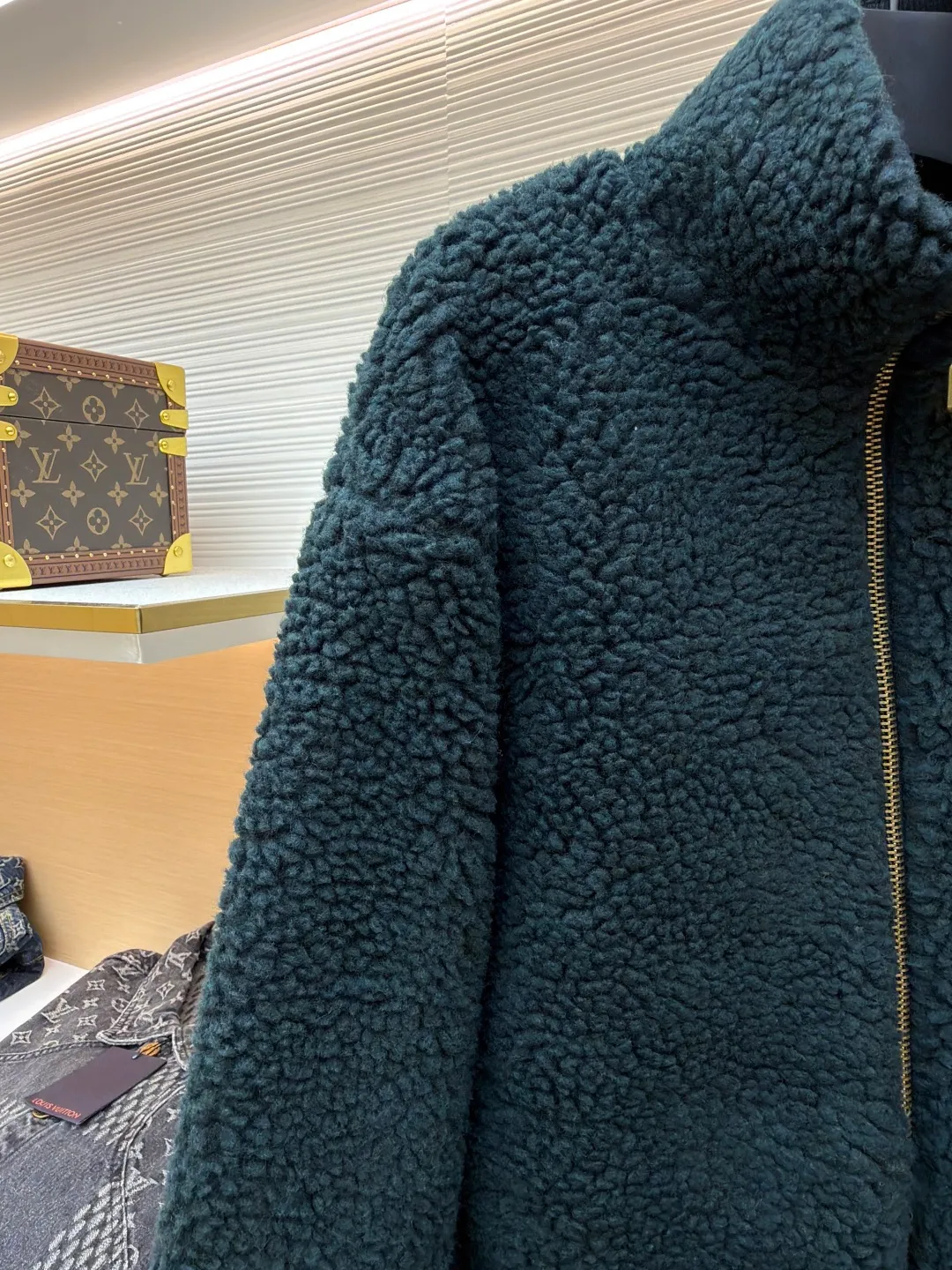 LOUIS VUITTON Teddy sheep wool blended suede tunic jacket ●Authentic product: Purchased and developed by 15881 ●Item number: 1681095-B70 ●Fabric: Lamb wool fabric ●Technology: Positioned cutting machine ●Version: Fitted version ●Weight: about 845 grams ●Size: S-M-L-XL ●Description: Made of high-quality lamb wool fabric, the fluff is fine and soft, rich to the touch, the fluff is tight and even, not easy to shed, ensuring the quality and durability of the jacket; the collar adopts a stand-up collar design, which has been treated with special technology to be stiff and stylish, which can protect the neck from cold wind; the brand on the zipper head The logo is exquisite and compact, adding to the beauty of the details; the brand leather patch on the left chest is made of high-quality material, and the embossed brand logo is clear and three-dimensional, with full texture, which enhances the recognition and high-end sense of the jacket; during the sewing process, the stitches are fine and even, especially the splicing of the lamb wool fabric, which is smooth and firm. The overall wiring is straight and delicate, the fabric is comfortable and soft, and the color is consistent without color difference. It can be matched with the same style to create a fashionable look and control various occasions. Customized accessories, complete with three standards, same style for men and women!